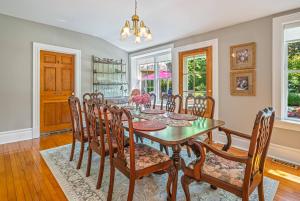 Φωτογραφία από το άλμπουμ του Hot Tub | Historic Home | Steps to Everything NOTL στο Niagara on the Lake