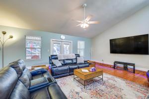 een woonkamer met een leren bank en een flatscreen-tv bij Work, Explore and Unwind Convenient San Antonio Gem in San Antonio