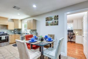 een keuken en eetkamer met een tafel en stoelen bij Work, Explore and Unwind Convenient San Antonio Gem in San Antonio
