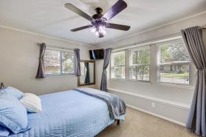 een slaapkamer met een plafondventilator en ramen bij Work, Explore and Unwind Convenient San Antonio Gem in San Antonio +33 foto's