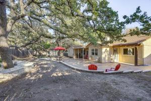 een huis met rode stoelen in de tuin bij Work, Explore and Unwind Convenient San Antonio Gem in San Antonio