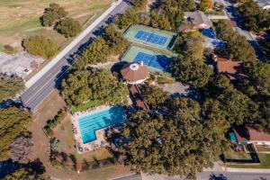 een uitzicht over een landgoed met een zwembad en bomen bij Work, Explore and Unwind Convenient San Antonio Gem in San Antonio