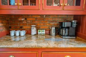 Η κουζίνα ή μικρή κουζίνα στο Hot Tub | Historic Home | Steps to Everything NOTL +19 φωτογραφίες