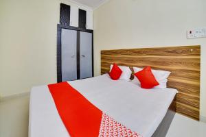 兰奇Hotel O AA Corporate Guest House的卧室里有一张床，上面有红色和白色的枕头 更多21张照片