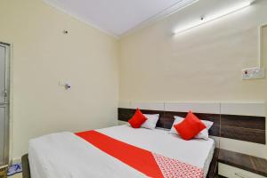 Postel nebo postele na pokoji v ubytování Hotel O AA Corporate Guest House + 21 fotografií