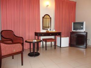 TV a/nebo společenská místnost v ubytování Shalimar Hotel