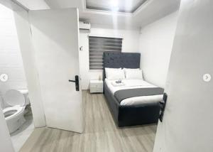 Postel nebo postele na pokoji v ubytování IlewaLekkiLagos