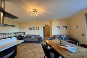 ein Wohnzimmer mit Tisch und Couch in der Unterkunft Clubhouse in Menaggio