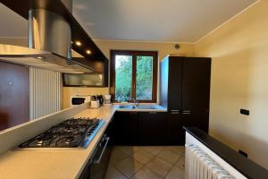 eine Küche mit Herd und Spüle in der Unterkunft Clubhouse in Menaggio