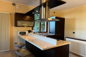 eine Küche mit einer Theke mit Spüle und Mikrowelle in der Unterkunft Clubhouse in Menaggio + 21 Fotos