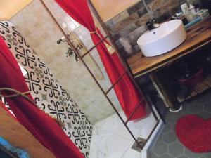 Un baño con ducha con lavabo y encimera. en STD Kod Makse, kuca na jezeru Kraljevac, en Deliblato 59 fotos más