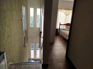 een open deur naar een kamer met een slaapkamer bij Flor silvestre in Carpintería