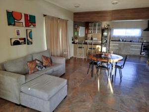 een woonkamer met een bank en een tafel en een keuken bij Flor silvestre in Carpintería +16 foto's