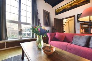 Χώρος καθιστικού στο 'Het Atelier' by the sea and 300ha woods