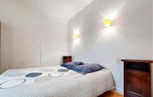 Ένα ή περισσότερα κρεβάτια σε δωμάτιο στο 2 Bedroom Amazing Home In Pays De Belvès