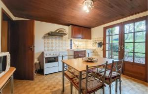 Η κουζίνα ή μικρή κουζίνα στο 2 Bedroom Amazing Home In Pays De Belvès