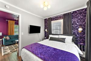 Voodi või voodid majutusasutuse Dearly Beloved - Purple Prince Glam Pad Near MSP&MOA toas