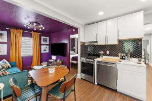 Köök või kööginurk majutusasutuses Dearly Beloved - Purple Prince Glam Pad Near MSP&MOA