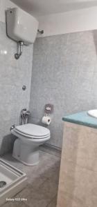 ein Badezimmer mit Toilette und Waschbecken in der Unterkunft Casa Marigé in San Nicola Arcella + 9 Fotos