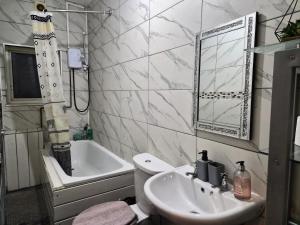 Koupelna v ubytování Blackpool Apartments + 26 fotografií