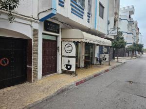 an empty street with a store on the side of a building at Appartement Al Amal in Martil