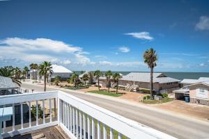 罗克波特Poppy's Paradise - The Best Vacation Rental in Rockport!的海景阳台。