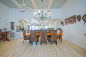 罗克波特Poppy's Paradise - The Best Vacation Rental in Rockport!的餐厅里有一张桌子和几把椅子