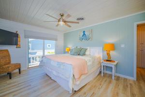 罗克波特Poppy's Paradise - The Best Vacation Rental in Rockport!的一间卧室，里面有一张床和一个吊扇 更多73张照片