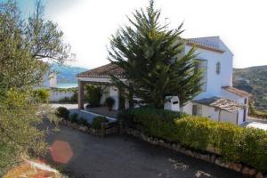 una casa blanca con un árbol delante en Casa De Cantoblanco, en Viñuela