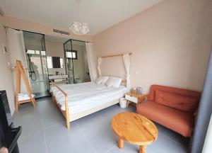 ein Schlafzimmer mit einem Bett, einer Couch und einem Tisch in der Unterkunft Sanmo Nanshan Boutique Homestay in Henanzhai