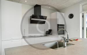Η κουζίνα ή μικρή κουζίνα στο Gorgeous Home In Vestervig With House A Panoramic View