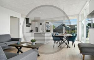 Χώρος καθιστικού στο Gorgeous Home In Vestervig With House A Panoramic View