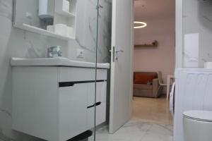 Ένα μπάνιο στο Azure Iris Apartment By Adriatic Living +42 φωτογραφίες