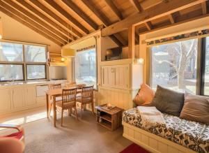 Χώρος καθιστικού στο Silver Brumby Chalet alpine-getaways +2 φωτογραφίες