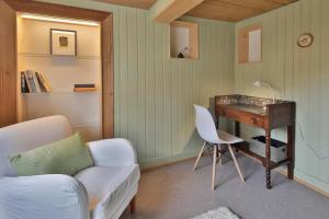 KrummenauにあるHaus Zum Rehのリビングルーム(デスク、ソファ付) +13枚の写真