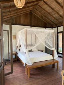 Postel nebo postele na pokoji v ubytování Bobocha Tangkoko Nature Resort