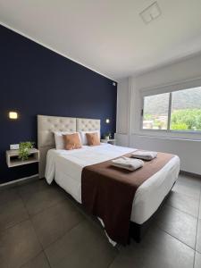 ein Schlafzimmer mit einem großen Bett mit einem großen Fenster in der Unterkunft Astoria in Villa Carlos Paz