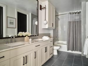 Koupelna v ubytování AVE Normandy - Extended Stay Furnished Apartment