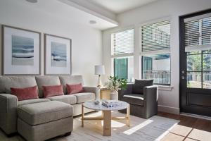 Posezení v ubytování AVE Normandy - Extended Stay Furnished Apartment