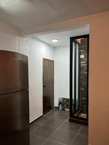 Habitación vacía con nevera y puerta en Stone laja, en Guadalajara