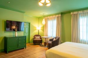 TV a/nebo společenská místnost v ubytování Carlton Hotel