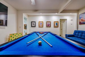 una sala biliardo con tavolo da biliardo e divano di The Palm Diamond a Luxury Poolside and Golf Oasis a Palm Springs