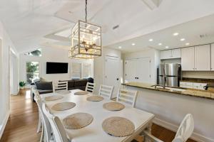 Kuchyň nebo kuchyňský kout v ubytování LV19: 19 Lake Village