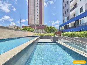 ein Swimmingpool an der Seite eines Gebäudes in der Unterkunft JSmart Dom in Fortaleza