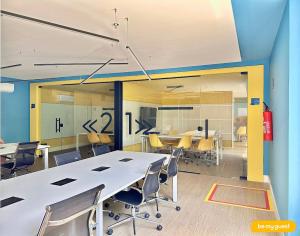 ein Büro mit einem Konferenzraum mit Tischen und Stühlen in der Unterkunft JSmart Dom in Fortaleza + 33 Fotos