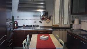 een keuken met een tafel met een doos erop bij Relax in Darsena - Savona in Savona +47 foto's