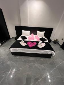 un grand lit avec des peluches roses dessus dans l'établissement Villa Ohaio, à Amman 19 autres photos