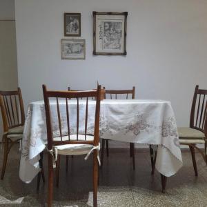 - une table à manger avec un chiffon blanc dans l'établissement Departamento frente al mar, à Necochea