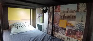 Postel nebo postele na pokoji v ubytování Bed in sharing room of 5 beds in sharing flat