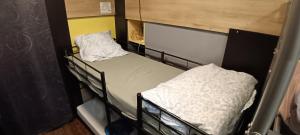 Postel nebo postele na pokoji v ubytování Bed in sharing room of 5 beds in sharing flat